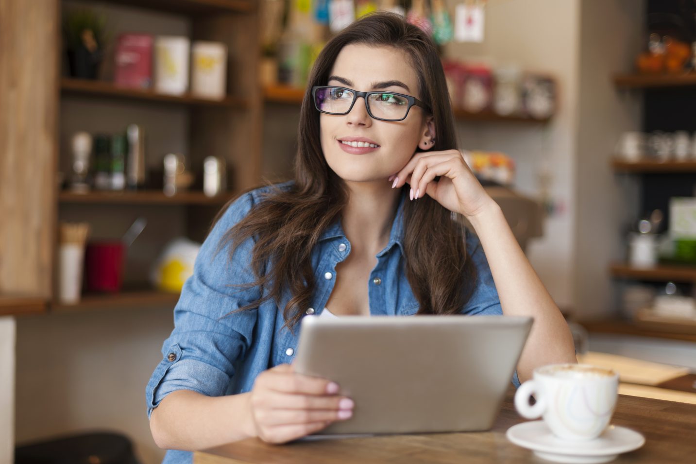 Pequenos e médios empreendedores muitas vezes não possuem recursos internos suficientes para desenvolver e implementar estratégias de marketing eficazes. Uma consultoria de marketing oferece expertise e recursos que essas empresas não têm internamente.