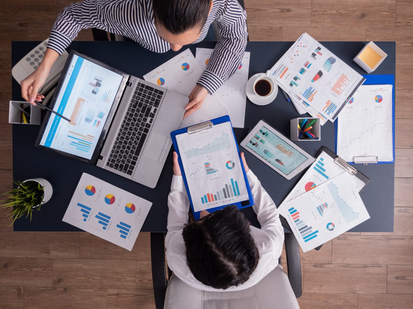 Um consultor de marketing possui conhecimentos e habilidades específicas em diversas áreas do marketing. Essa especialização é fundamental para o desenvolvimento e implementação de estratégias eficazes.