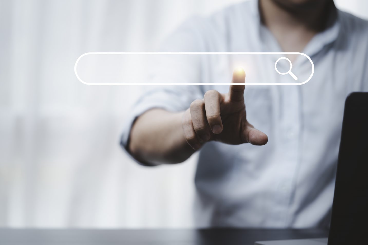 Comprar sites prontos pode parecer uma opção rápida e econômica, mas geralmente resulta em uma série de problemas a longo prazo. Sites prontos tendem a ser genéricos e não oferecem a personalização necessária para destacar sua marca. Além disso, eles podem não ser otimizados para SEO e podem apresentar falhas de segurança. Investir na construção de um site personalizado é fundamental para garantir que ele atenda às necessidades específicas do seu negócio e forneça uma experiência positiva para os usuários.